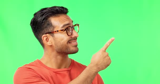 广告和指向与一个男人在绿色屏幕背景的工作室营销或产品放置 配戴铬钥匙眼镜的年轻英俊男性的肖像 手势或空间 — 图库视频影像