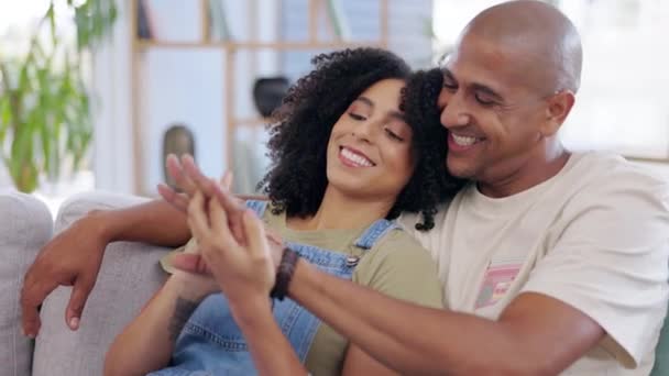 Heureux Affectueux Couple Étant Ludique Sur Canapé Riant Parlant Souriez — Video