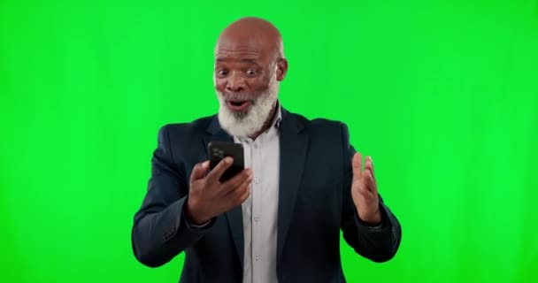 Telefon Kazanan Yaşlı Bir Adamı Stüdyoda Kutlama Için Yeşil Ekranda — Stok video