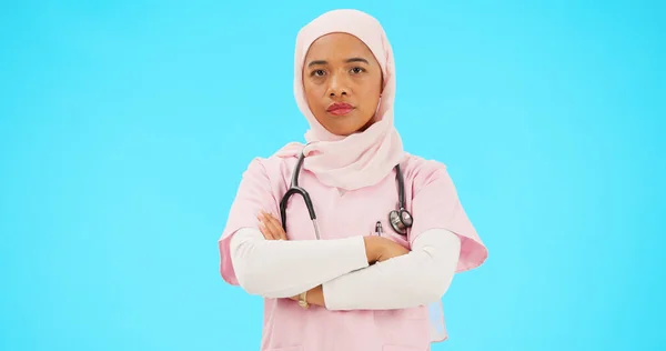スタジオで頭を振る顔 看護師 イスラム教徒の女性は青の背景モックアップに隔離されています 肖像画 腕が交差し 深刻な医療専門家や不一致とイスラム教の人 ノーまたは拒否 — ストック写真