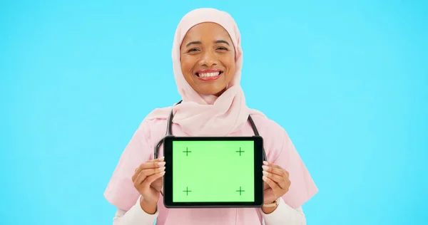 医生和平板绿色屏幕在工作室为网站信息或病历应用程序 带头巾的穆斯林女性或专业护士和蓝色背景的在线医疗移动设备 — 图库照片