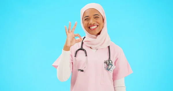 Visage Infirmière Femme Musulmane Avec Signe Studio Isolé Sur Fond — Photo