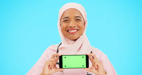 Telefon Grüner Bildschirm Und Ärztin Isoliert Auf Blauem Hintergrund Gesundheitsversorgung — Stockfoto