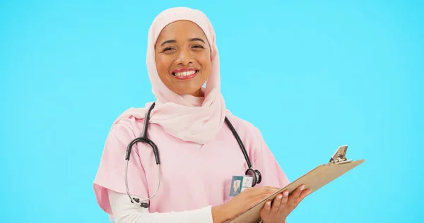 情報や医療記録のためのスタジオで女性 医師やクリップボードの肖像画 ヒジャーブ州のイスラム教徒またはイスラム教徒の女性と専門看護師の笑顔と青い背景に医療のための文書 — ストック写真