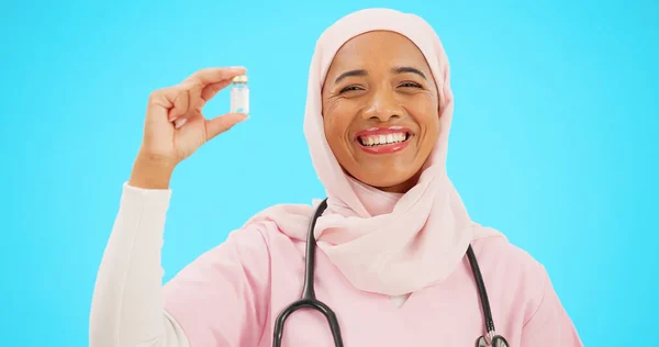 Nővér Egészségügyi Ellátás Vakcina Egy Kék Hátterű Muszlim Nővel Stúdióban — Stock Fotó