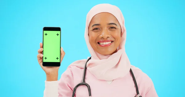 Groen Scherm Telefoon Verpleegster Geïsoleerd Blauwe Achtergrond Met Medische Mobiele — Stockfoto