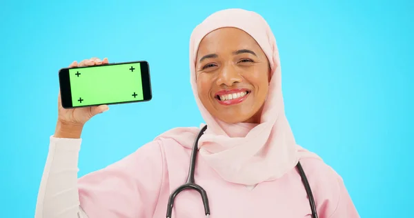 Телефон Зеленый Экран Доктор Женщина Изолированы Синем Фоне Медицинских Отслеживания — стоковое фото