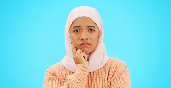 Mulher Muçulmana Pensamento Ideia Com Mão Cara Para Mockup Publicidade — Fotografia de Stock