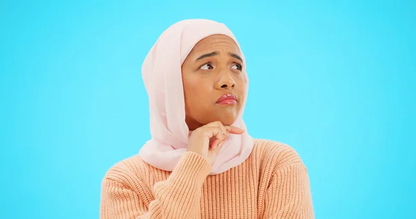 モックアップ 広告や思考のための顔に手でイスラム教徒の女性 思考やアイデア ヒジャーブを持つ深刻なイスラム教徒の女性と疑問のための絵文字 悲しいとスタジオブルーの背景にオプションについて考える — ストック写真