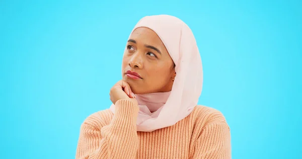 モックアップ 広告や思考のための顔に手でイスラム教徒の女性 思考やアイデア ヒジャーブを持つ深刻なイスラム教徒の女性と疑問のための絵文字 悲しいとスタジオブルーの背景にオプションについて考える — ストック写真