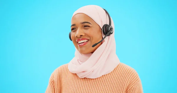 青の背景エージェント コンサルタントまたはイスラム教徒のテレマーケティングサポートに隔離されたコールセンター 話と女性 スタジオで話すヒジャーブ人の幸せな通信 グローバルな技術サポートまたはコミュニケーション — ストック写真