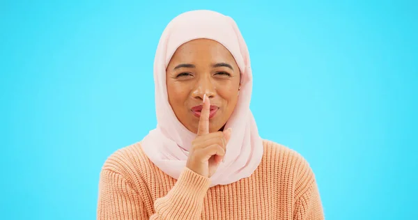 Mulher Muçulmana Dedo Nos Lábios Segredo Com Mão Boca Para — Fotografia de Stock