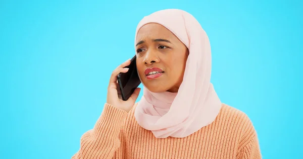 Mulher Muçulmana Telefonema Raiva Discussão Conflito Estúdio Isolado Mockup Fundo — Fotografia de Stock