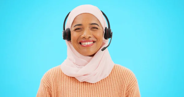 コールセンター 女性の顔とエージェント コンサルタントやイスラム教徒のテレマーケティングサポートのための青の背景に隔離された スタジオでヘッドセットを持つヒジャーブ人の幸せな通信 技術サポートまたは通信 — ストック写真