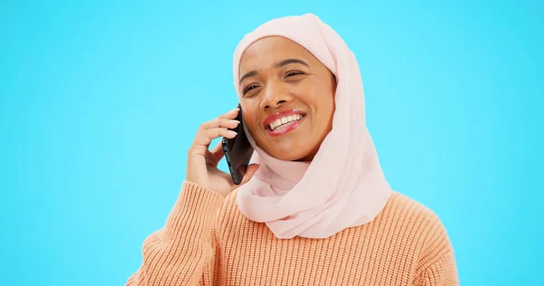与工作室里的穆斯林妇女进行电话 交谈和交流 以建立联系 联系和对话 在蓝色背景下与女性的联系 技术和聊天 供讨论和新闻之用 — 图库照片