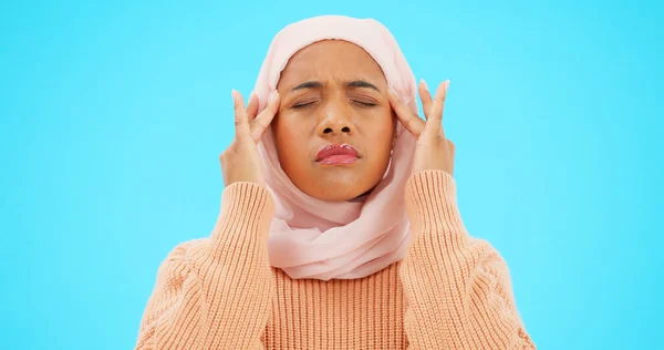 うつ病 ストレスや燃え尽きのためのスタジオでのイスラム教徒の女性 頭痛や痛み うつ病 病気や疲労や不安ながら ヒジャーブのマッサージや精神衛生のための頭の上に手を持つイスラム女性 — ストック写真