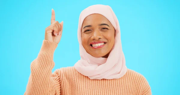 幸せなイスラム教徒 女性とモックアップ 広告やプロモーションのためのスペースで指の肖像画を指す 手と笑顔とヒジャーブを持つイスラム教徒の女性は 発表のために アッラーまたは神と青の背景に販売 — ストック写真