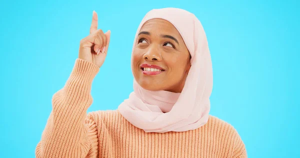 快乐的穆斯林 女人和手指肖像画与空间的模型 广告或促销 带着手 笑和头巾的伊斯兰女性 供宣布 真主或上帝 并以蓝色背景出售 — 图库照片
