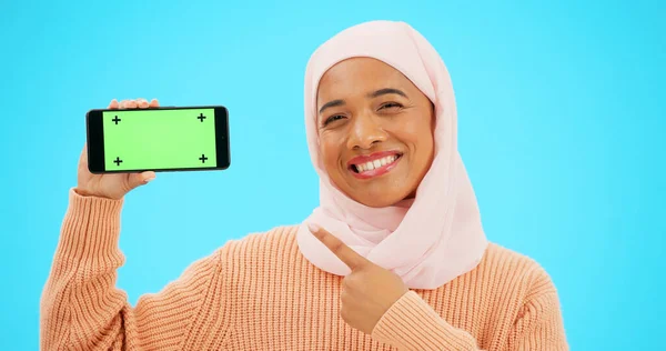 伊斯兰 电话或绿色屏幕和一个蓝色背景的女人在工作室举行一个带有跟踪标记的展览 穆斯林 移动联系人和一个有吸引力的年轻女性展示屏幕营销 — 图库照片