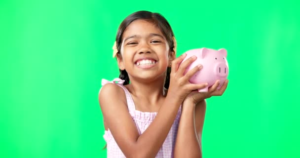 绿色屏幕和女孩与小猪银行在工作室 高兴而兴奋的背景下的储蓄 墨西哥小孩为现金 成长或未来计划而笑的肖像 金钱和盒子 — 图库视频影像