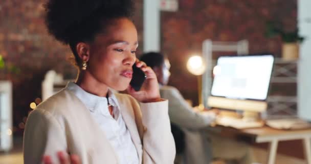 Ríe Noche Llamada Telefónica Con Una Mujer Negra Oficina Para — Vídeos de Stock