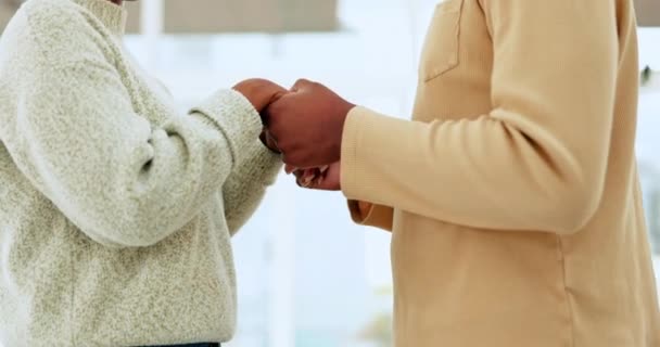 Primer Plano Tomados Mano Pareja Negra Con Matrimonio Amor Apoyo — Vídeos de Stock