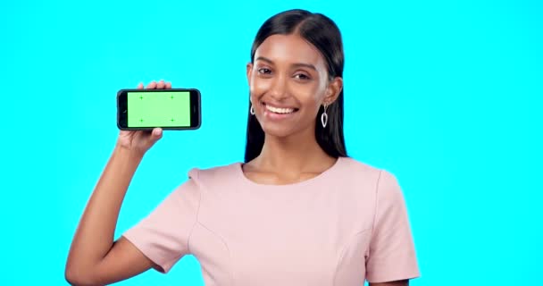 采购产品Chromakey 绿色屏幕和妇女的肖像 手持电话的产品位置 标志和移动应用广告 快乐和专业的女性在工作室蓝色背景中被隔离 — 图库视频影像