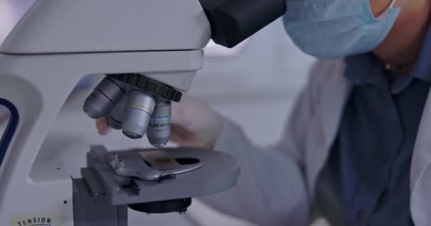 Mikroskop Próbka Nauka Kobietą Laboratorium Badań Wirusa Przełomu Rozwój Opieka — Wideo stockowe