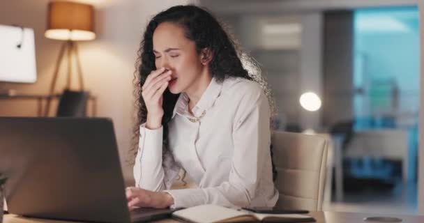 Ziewanie Bizneswoman Noce Pracujące Biurze Zmęczone Terminem Pracy Zmęczenie Pisanie — Wideo stockowe