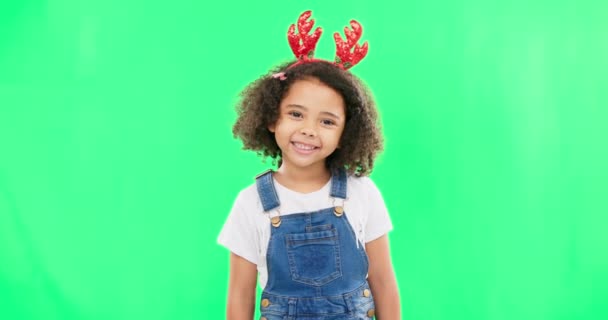 Dzieci Boże Narodzenie Dziewczyna Zielonym Tle Ekranu Studio Narożniku Renifera — Wideo stockowe