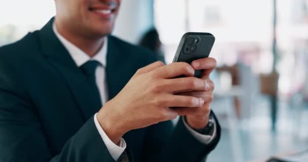 Бизнесмен Руки Телефон Печатают Общаются Социальных Сетях Общения Офисе Рука — стоковое видео