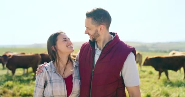 Portret Dragoste Cuplu Fericit Fermă Vite Îmbrățișarea Lipirea Bucurați Timp — Videoclip de stoc