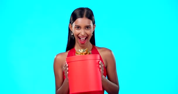 Gift Box Роздрібна Щаслива Студійна Жінка Продуктом Продажів Домовленістю День — стокове відео
