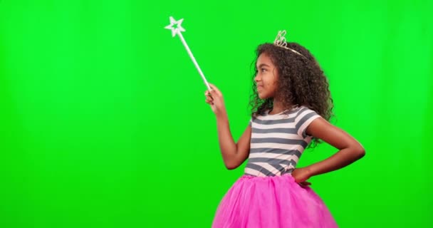 Ребенок Костюмированной Вечеринке Палочкой Короной Зеленым Экраном Волшебной Принцессой Одевается — стоковое видео