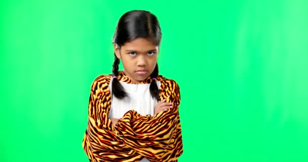Дівчинка Дівчинка Розлючене Обличчя Студія Зеленого Екрану Схрещеними Руками Відмовляється — стокове відео