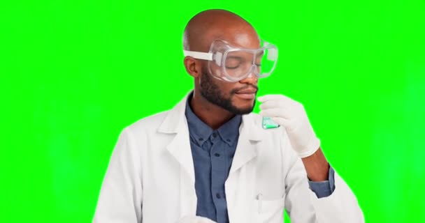 健康上のミス 研究室の研究のエラーや間違った医学の匂いのための緑の画面の指の揺れに黒人男性 科学者や悪い薬 ポートレート 実験室 ワクチンスタジオクロマキーのジェスチャーなし — ストック動画
