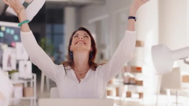 Mujer Negocios Celebración Lanzamiento Papeleo Aire Para Ganar Éxito Logro — Vídeo de stock