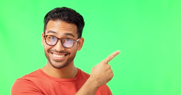 营销和指向与一个男人在绿色屏幕背景的工作室广告或产品放置 配戴铬钥匙眼镜的年轻英俊男性的肖像 手势或空间 — 图库视频影像