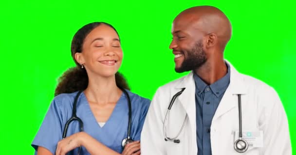 支援と誇りのためのグリーンスクリーンスタジオで医師と医療 笑顔と看護師 幸福と健康とクリニックのための背景に黒人男性と女性の肖像画と信頼 — ストック動画