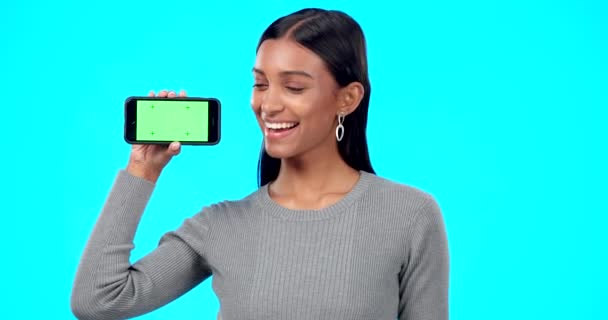 开心的电话绿屏造型 带着微笑为网站空间做广告 印度女模特的人脸肖像在兴奋的同时 还展示了用于品牌应用 标识促销或Ux的智能手机 — 图库视频影像