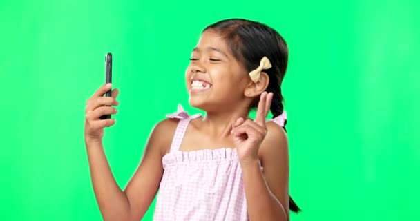 Gyermek Béke Mosoly Szelfi Zöld Képernyőn Háttér Boldogság Motiváció Stúdióban — Stock videók