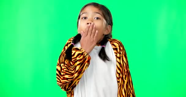 Tvář Zelená Obrazovka Dívka Kostýmu Tygra Překvapení Ruka Ústech Pozadí — Stock video