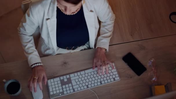 Tastatură Tastatură Femeie Afaceri Vedere Top Birou Lucru Târziu Mail — Videoclip de stoc