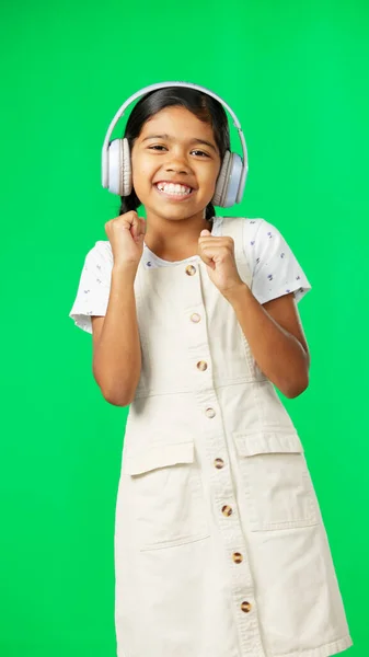 Дети Музыка Танец Девушкой Зеленом Фоне Экрана Студии Потокового Аудио — стоковое фото