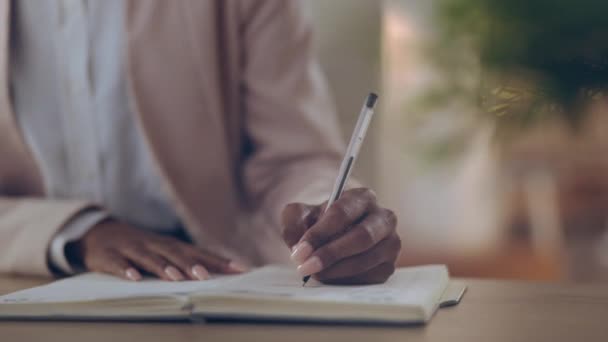 Close Handen Notebook Schrijven Het Nachtkantoor Voor Zakelijke Deadline Management — Stockvideo
