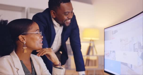 オフィスでのコラボレーション 計画または戦略のための夜のコンピュータ画面上のビジネスの人々 チームワークとトレーニング 職場のデスクトップPc上のWebデザインで遅く働いているビジネスマンや女性 — ストック動画