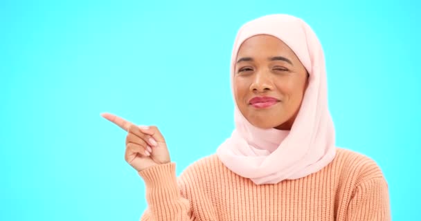 Mulher Apontando Dedo Espaço Para Anúncio Muçulmano Feliz Com Mão — Vídeo de Stock