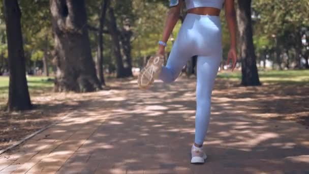 Rug Benen Vrouw Strekken Het Park Voor Gezondheid Welzijn Fitness — Stockvideo