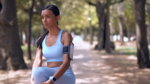 Fitness Nyújtózkodó Lábak Parkban Egészség Wellness Testmozgás Sport Edzés Indiai — Stock videók