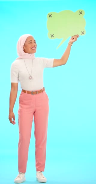 演讲泡沫和穆斯林女性在工作室为社交媒体和产品投放微笑 用蓝色背景隔离的肖像 跟踪标记和快乐的伊斯兰人制作绿色屏幕模型 — 图库视频影像